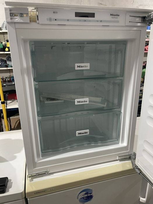 Морозильна камера врізна Miele