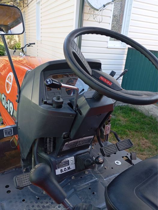 В ціну входить трактор Kubota GL-19, плуг, косарка та фриза
