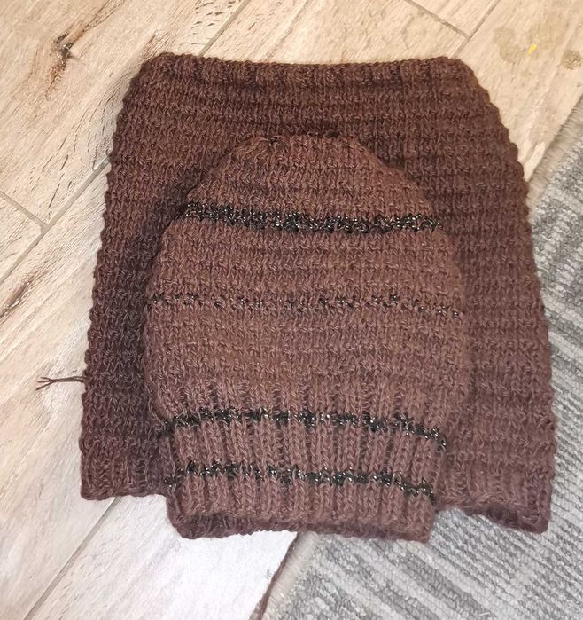 Czapka i komin zrobione na drutach