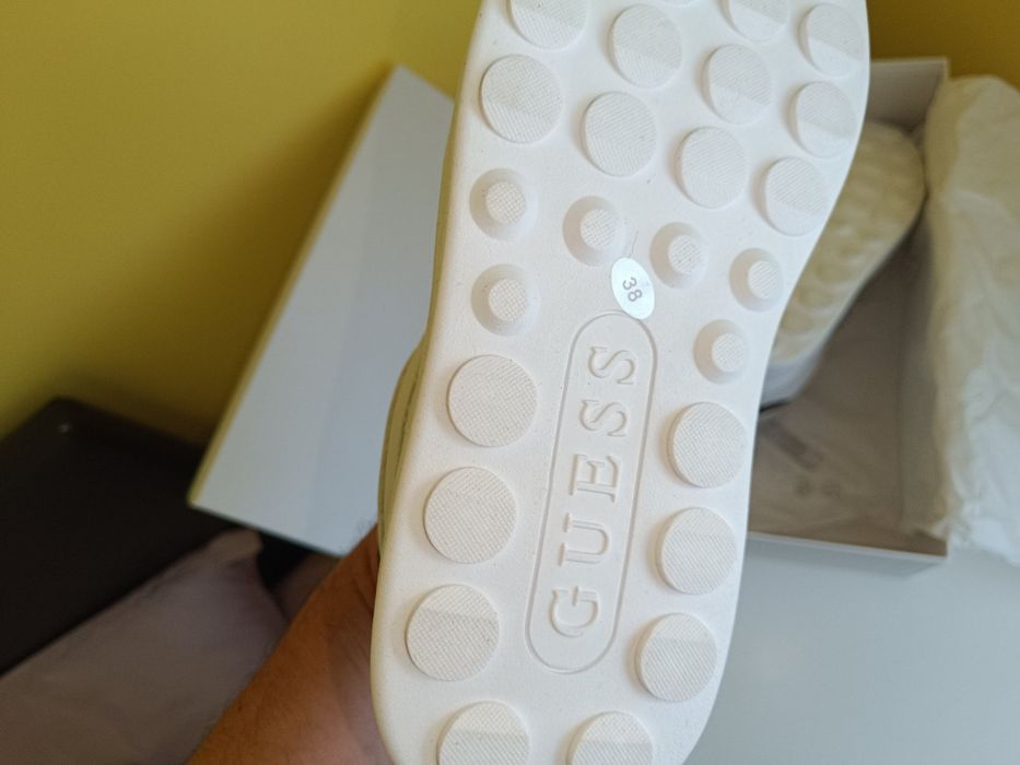 Кросівки жіночі Guess