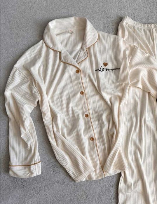 Женская бежевая пижама с тонкой окантовкой