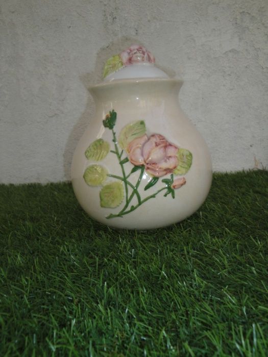Pote em loiça com motivo floral