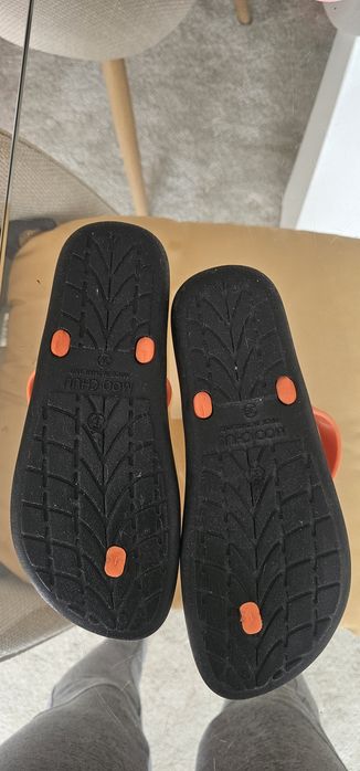 Chinelos / Sandálias Moo Chuu (Tamanho 36) – Preto/laranja com Estrela e Coração