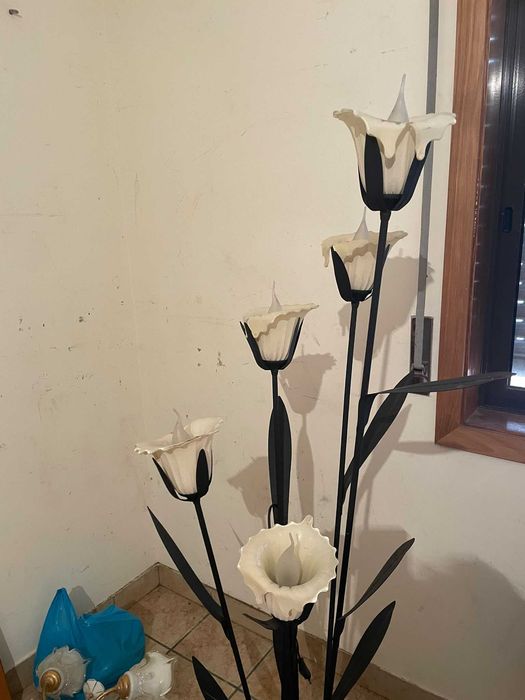 Candeeiro de pé com flores
