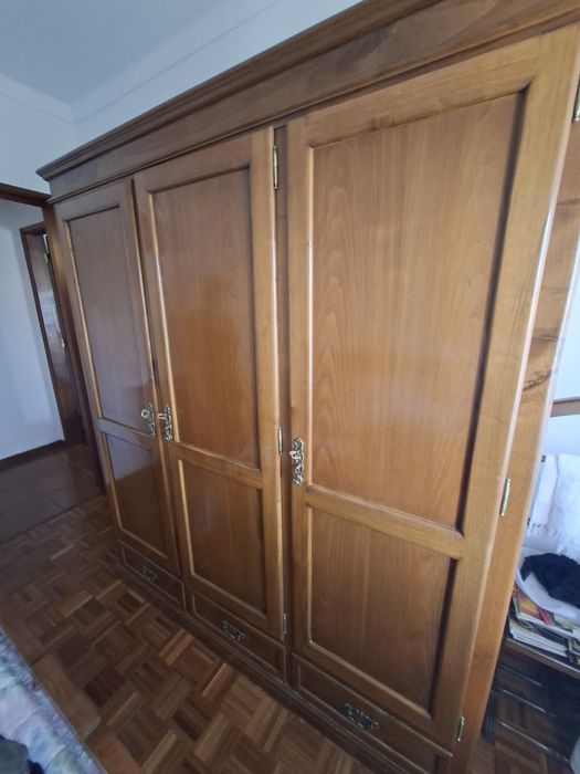 Conjunto de quarto em pinho mel – guarda-fatos + cómodaConjunto de quarto em pinho mel – guarda-fatos + cómoda