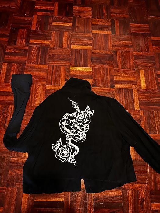 Camisa preta com cobra na parte de trás