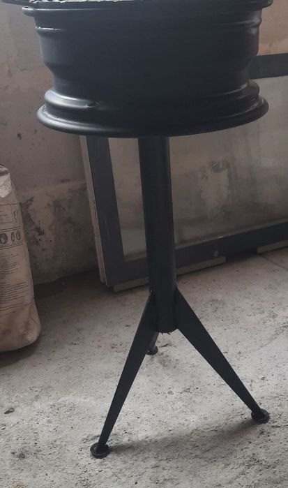 Новий мангал барбекю з диска автомобіля на підставці