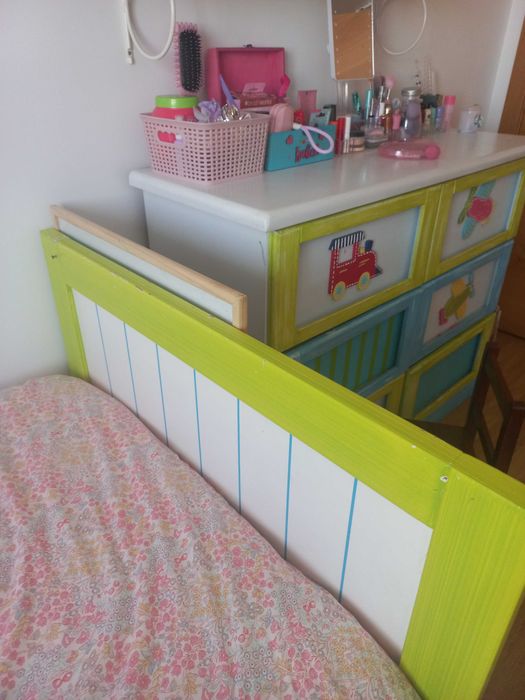 Quarto criança conjunto moveis cama, cómoda, mesa cabeceira