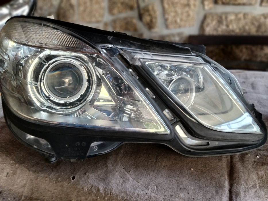 Faróis de Mercedes Benz classe e jantes E