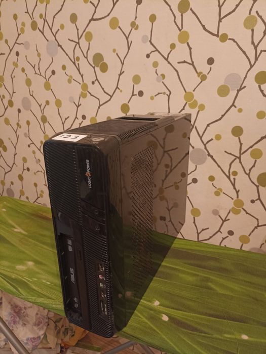 Комп'ютер (продаж разом з монітором клавіатурою та мишею)