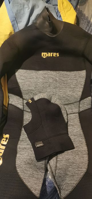 Vendo fato de mergulho e mochila mares