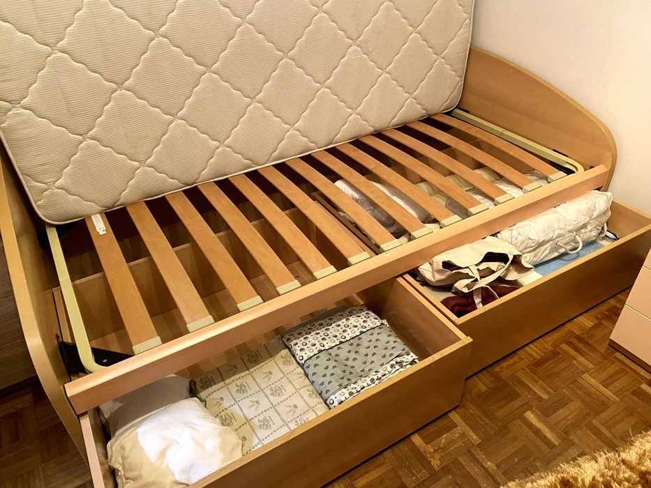 Cama, Colchão e mesa cabeceira