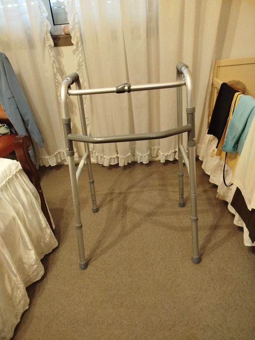 Andador Articulado e Dobrável em alumínio - novo