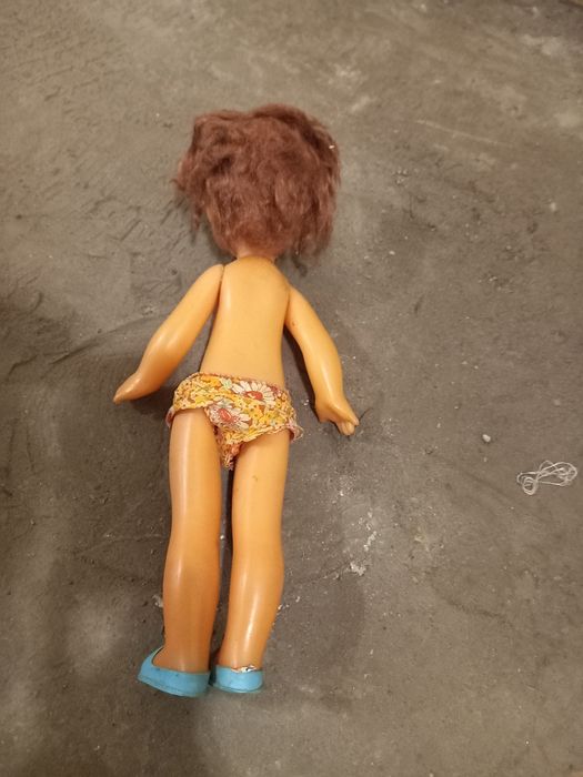 Кукла старая на резинках