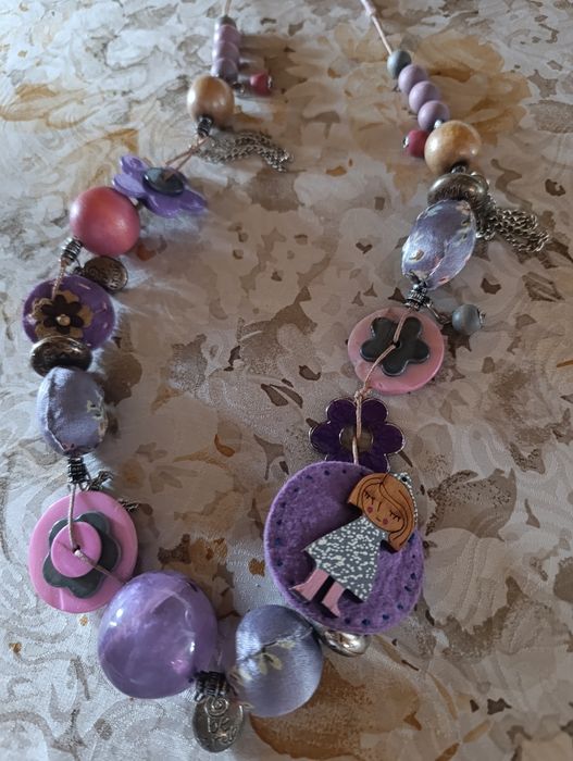 Colar com contas em madeira e tecido