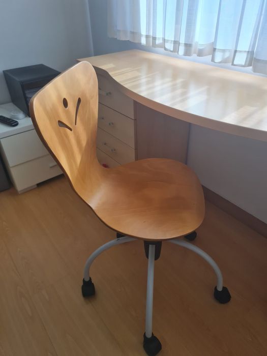 Cama, Secretaria/Cómoda, Cadeira e 1 Colchão
