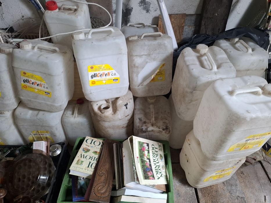 Kanistry plastikowe 20 litrów.