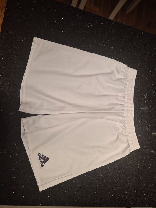Białe krótkie spodenki Adidas 152 szorty