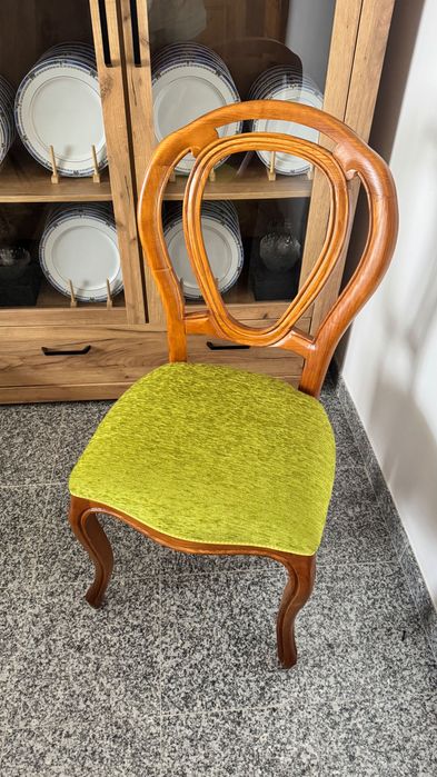 Cadeira em madeira maciça