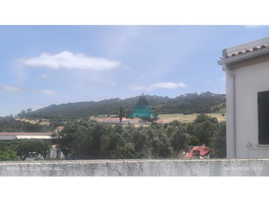Moradia T3 com Garagem, Terraço e Logradouro em S. Simão, Azeitão