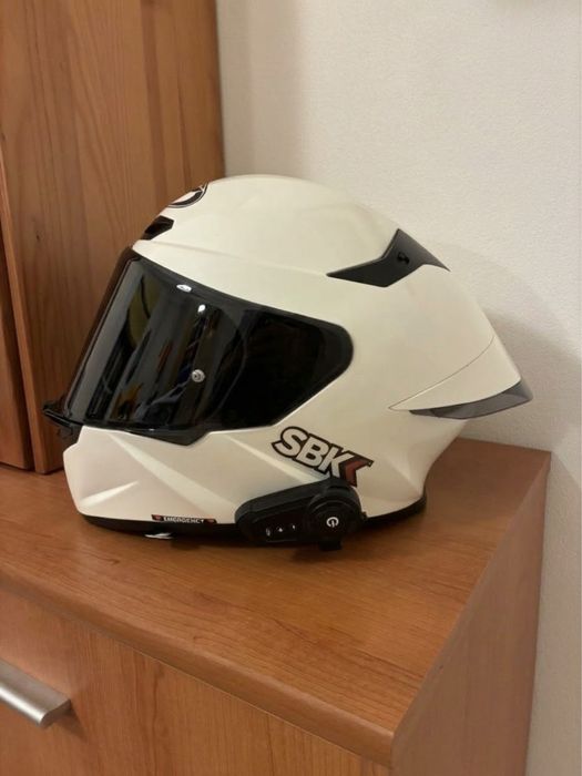 Capacete de moto com intercomunicador Bluetooth e viseira escura