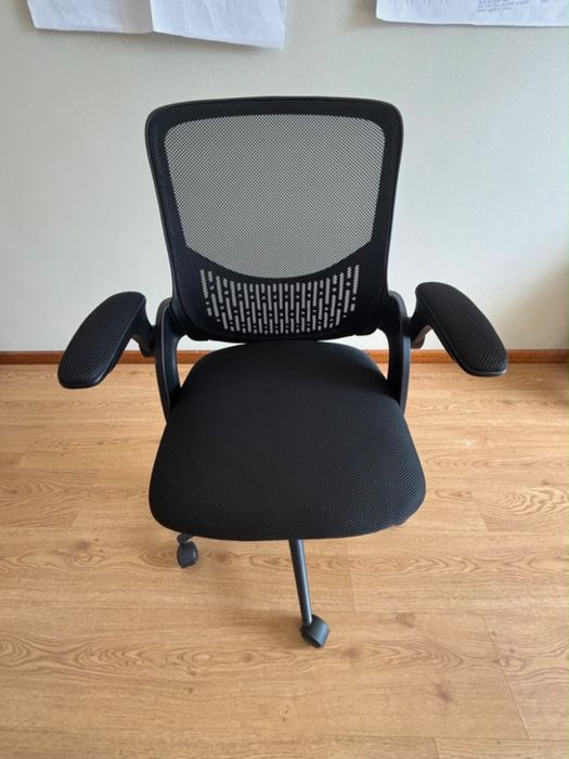 Cadeira de escritório ergonómica preta c/ braços ajustáveis