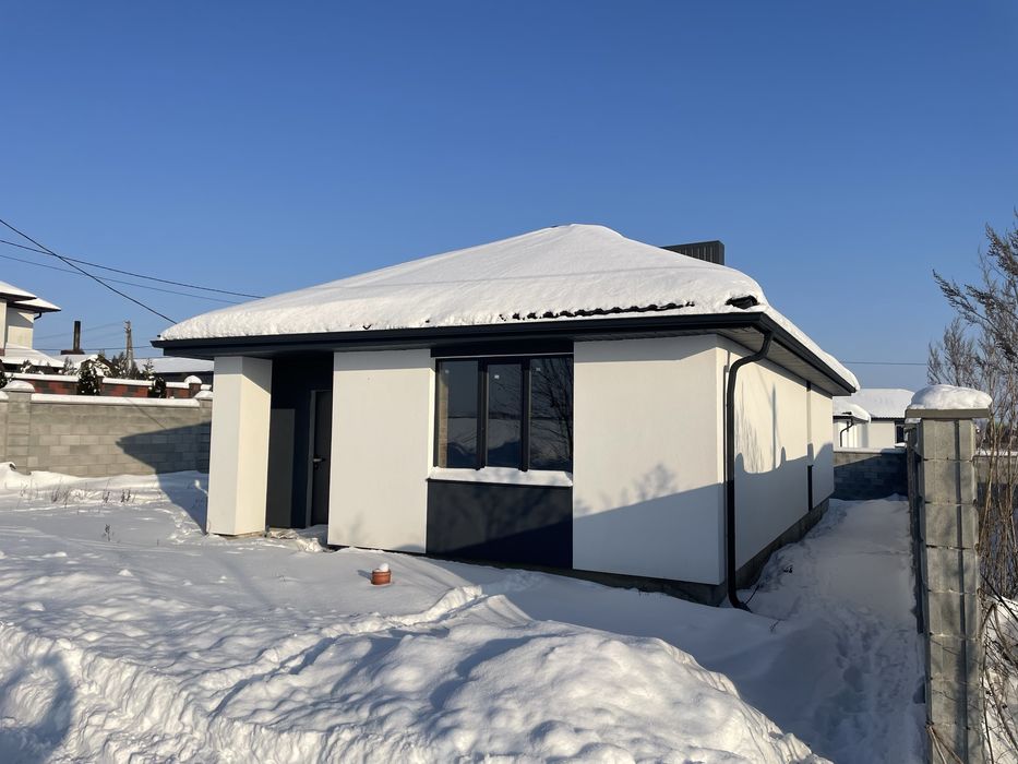 Збудований будинок з мережами та парканом!