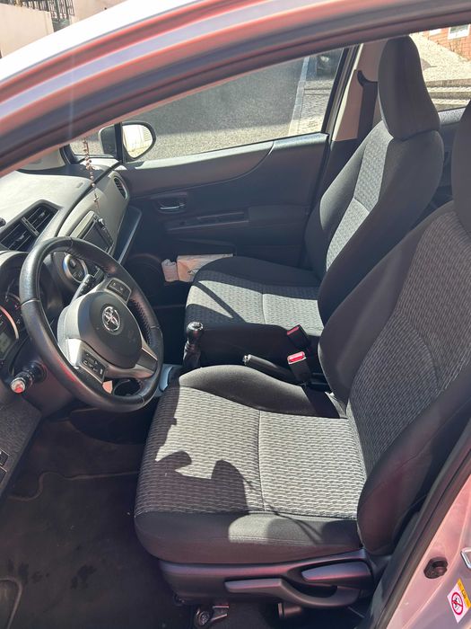 Toyota Yaris 1.0 a gasolina, de 2013