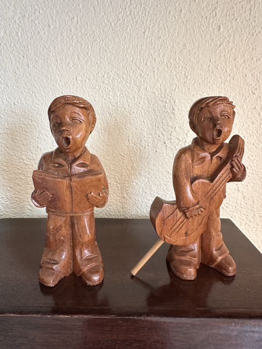 Par de Esculturas em Madeira Entalhada – Coro Musical – 1982
