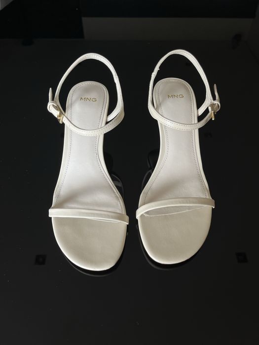 Sandália com Salto Kitten Mango