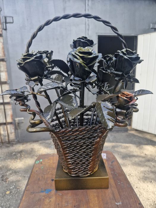 Продаётся эксклюзивна кована корзина  с розами.