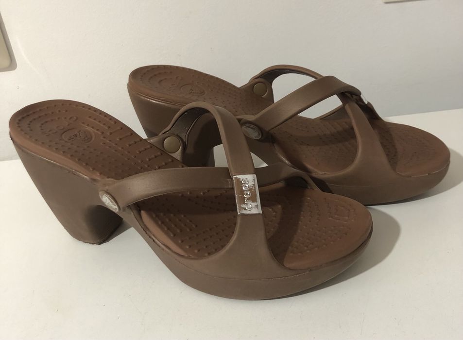 Crocs elegantes: chinelo alto - sandália