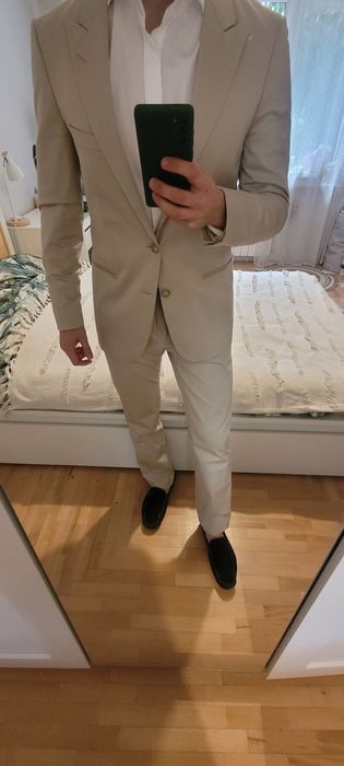 Elegancki, beżowy, slimowany garnitur z lśniącą nicią od Hugo Boss