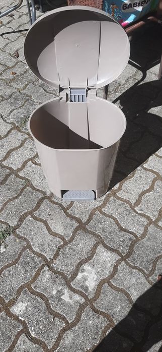 Contentor 30L em PEAD com pedal