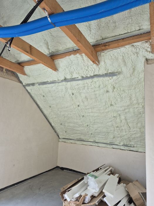 65zlm2 Ocieplanie pianką poddasza dachy chłodni ocieplenie pianką