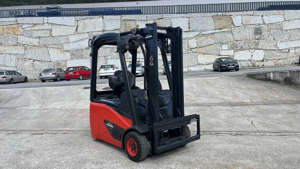 Empilhador elétrico Linde (1400 kg)