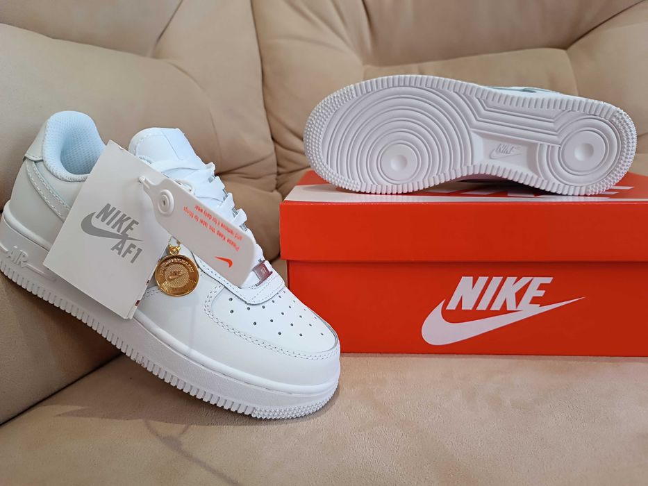 Жіночі кросівки Nike Air Force 1 (Шкіра) 2 кольори