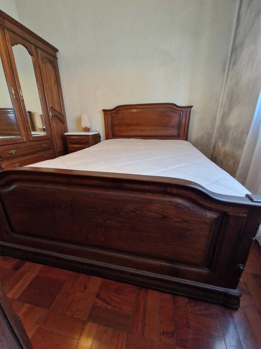 Mobilia de Quarto (conjunto de cama, guarda fatos e comoda)