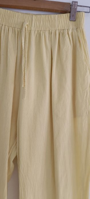 Calças amarelas usadas tamanho L