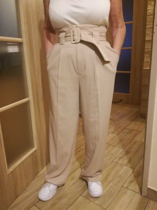 Beżowe spodnie z szerokimi nogawkami