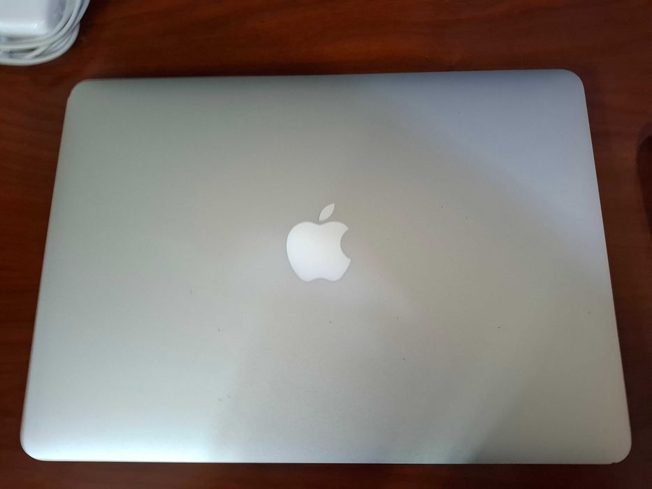 MacBook Air 13" (Dual Boot: macOS + Win 11) | i5 | 4GB RAM + Extras