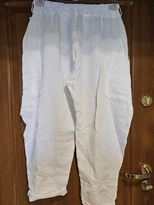 Spodnie lniane z guzikami na kieszeniach