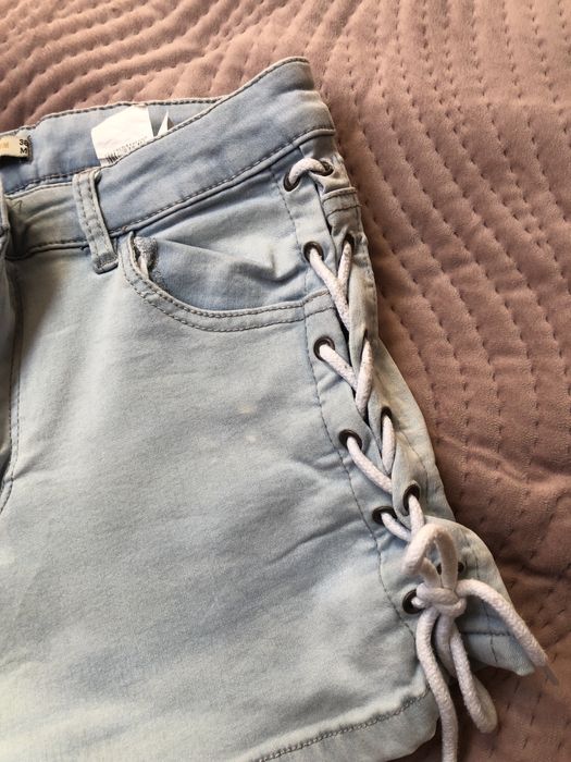 Krótkie jasne spodenki jeansowe z wiązaniami