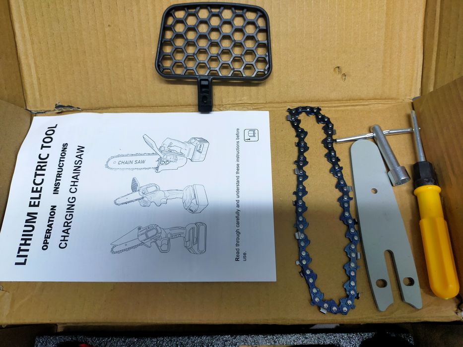 Mini motoserra a bateria