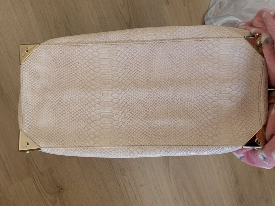 Mala Guess nova com pochete rosa