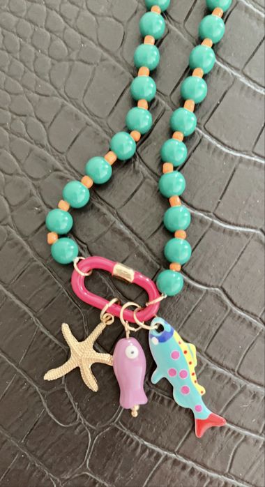 Colar de missangas coloridas com pendentes e argola metalicos