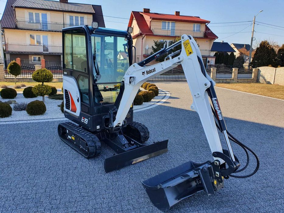 Wynajem maszyn budowlanych – minikoparka z młotem, wiertnicą