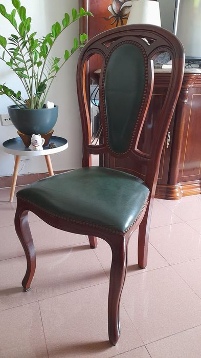 Móvel antigo mesa de sala com cadeiras
