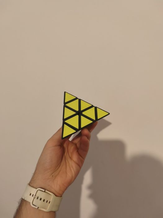 Pirâmide mágica, estilo Rubik's cube