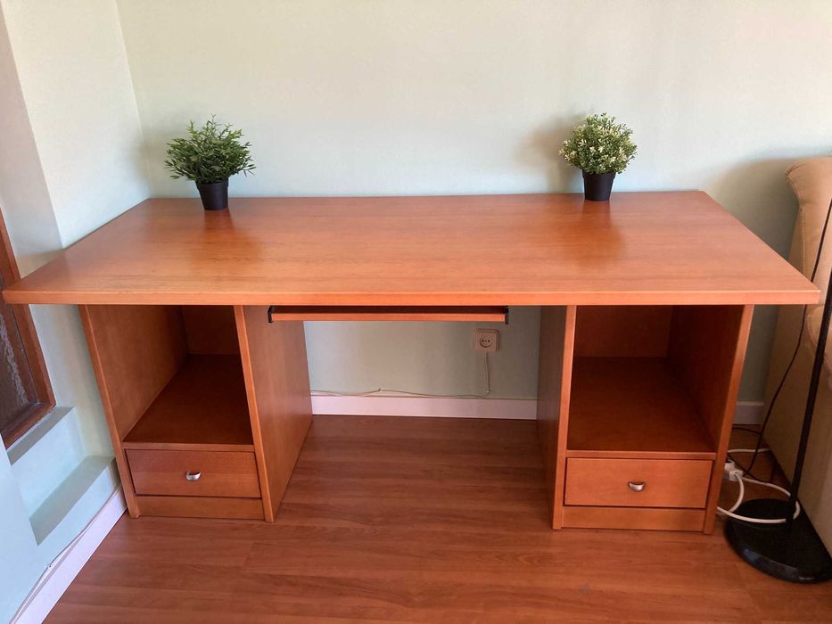 Secretária de madeira maciça e cadeira